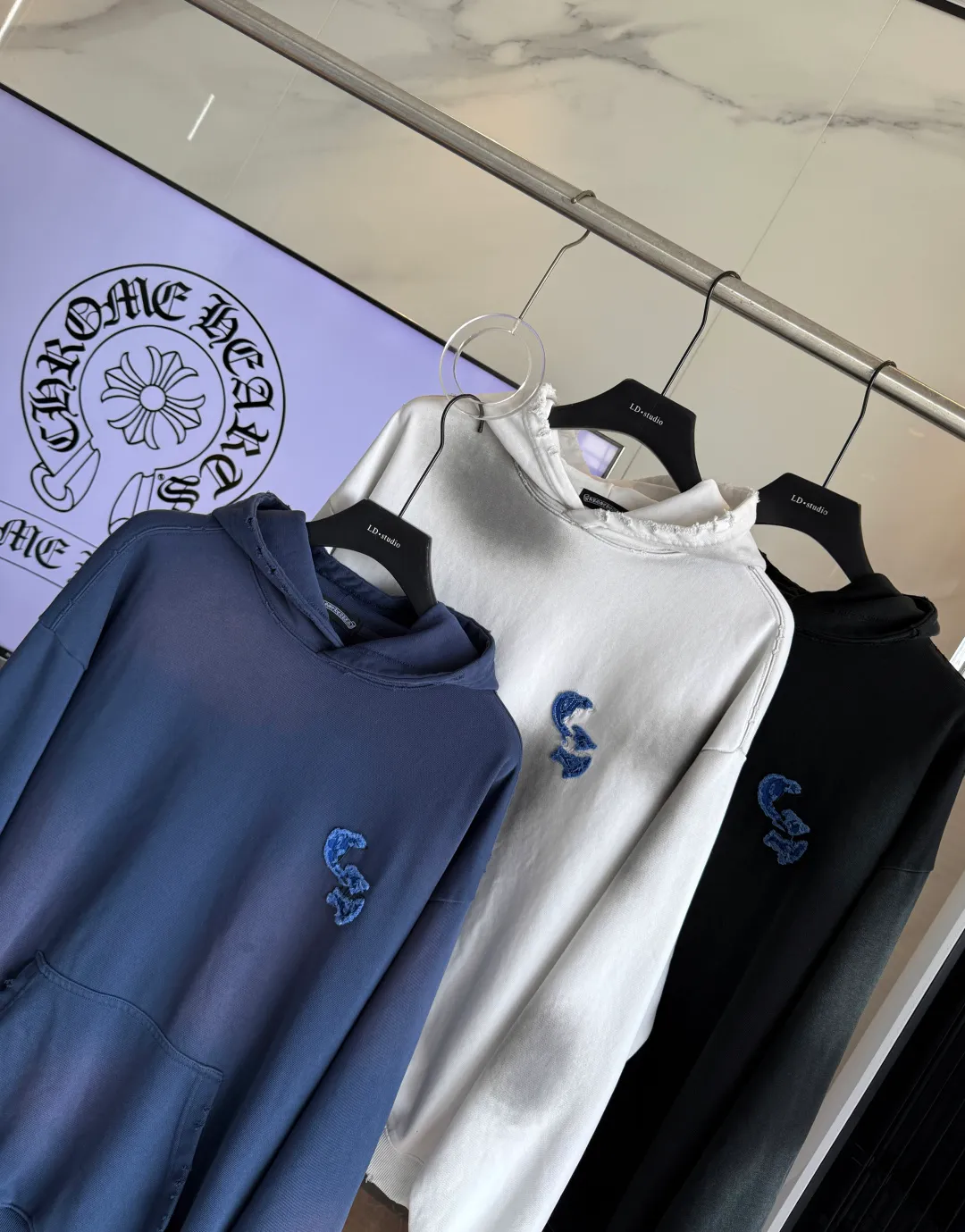 P320 🔥🔥🔥ceiling level 𝗖𝗵𝗿𝗼𝗺𝗲 𝗛𝗲𝗮𝗿𝘁𝘀/Cro Heart 2025 cross patch embroidery summer new original single counter American acid washed distressed laser burnt patch embroidery couple casual hooded sweatshirt 👑The highest version! Customized fabric 440g tripe terry fabric! American acid-washed and distressed original fabric laser burnt ✟appliqué embroidery and exquisite embroidery of letters! The best-selling model at the counter. It is very comfortable to wear. It is low-key yet luxurious. It is very classy when worn. The large size and tailoring are needless to say. The upper body is exquisite and vivid. 👍High-end first-class materials. A truly palace-level product. The cotton from Turkey is of outstanding quality. After heavy washing, the clothes are very soft! Not picky, the upper body is absolutely stylish and extremely luxurious. Auxiliary materials: The original model has been authenticated and labeled ➕100% silk washed with water label. Genuine purchase-grade original hangtag➕matching hanging rope➕3D hanging beads➕original packaging bag. Craftsmanship: The original version has consistent wiring! The highest version of the armhole matching technique! Countless times of pattern making to 100% restore the original appearance! The correct version is the same for men and women, super eye-catching, super good-looking, and super atmospheric! Color: White Black Royal Blue Size: S-XL